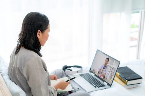 Bienestar virtual: Mujer en videoconsulta con su médico