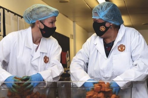 Voluntarios del Manchester United cocinando